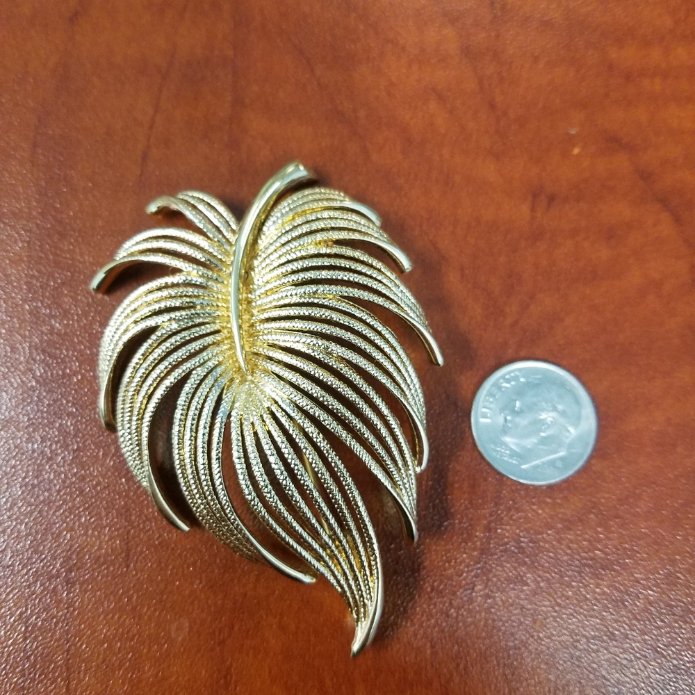 Vintage Goldtone Leaf Brooch - Picture 1 of 1